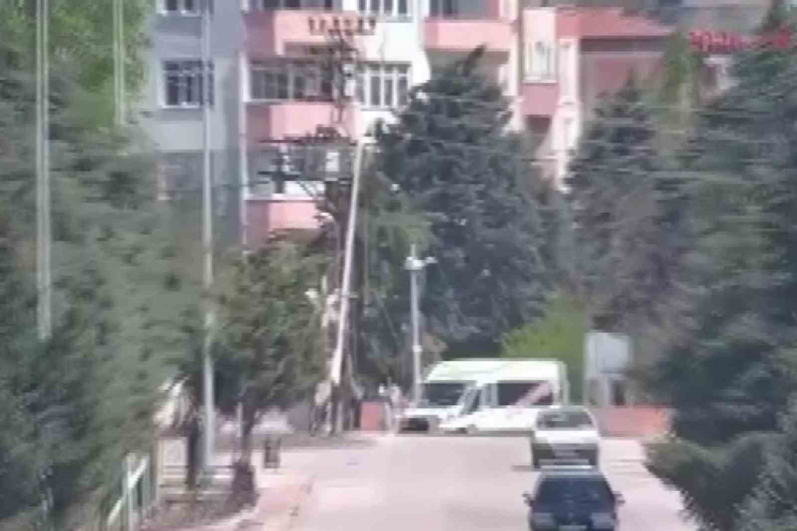 Servis minibüsü kaldırıma çarparak durağı yere serdi: İki genç kızın saniyelerle kurtulduğu kaza anı kamerada
