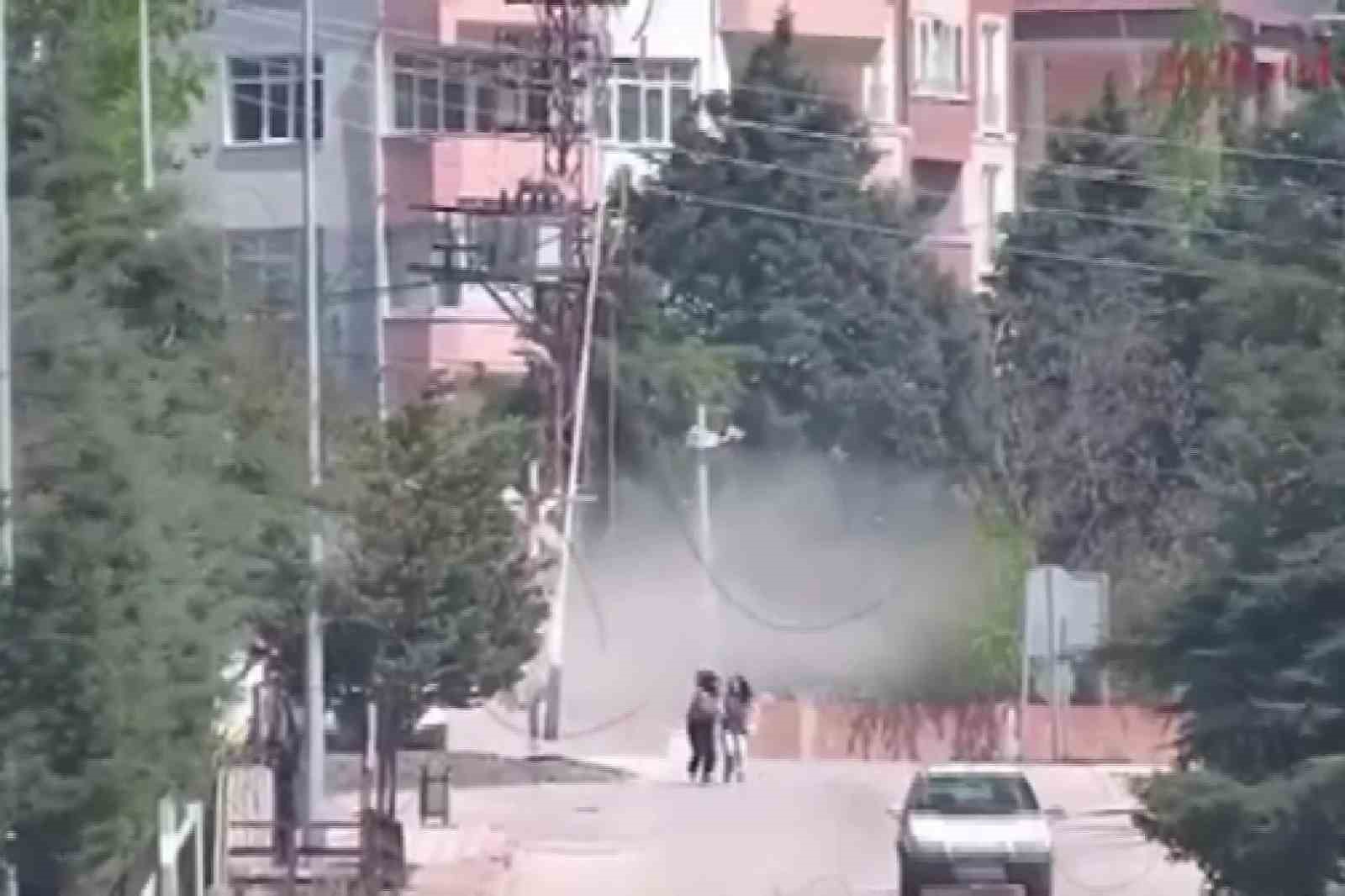 Servis minibüsü kaldırıma çarparak durağı yere serdi: İki genç kızın saniyelerle kurtulduğu kaza anı kamerada
