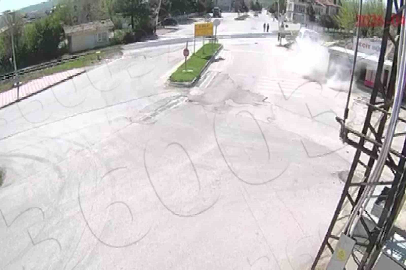 Servis minibüsü kaldırıma çarparak durağı yere serdi: İki genç kızın saniyelerle kurtulduğu kaza anı kamerada
