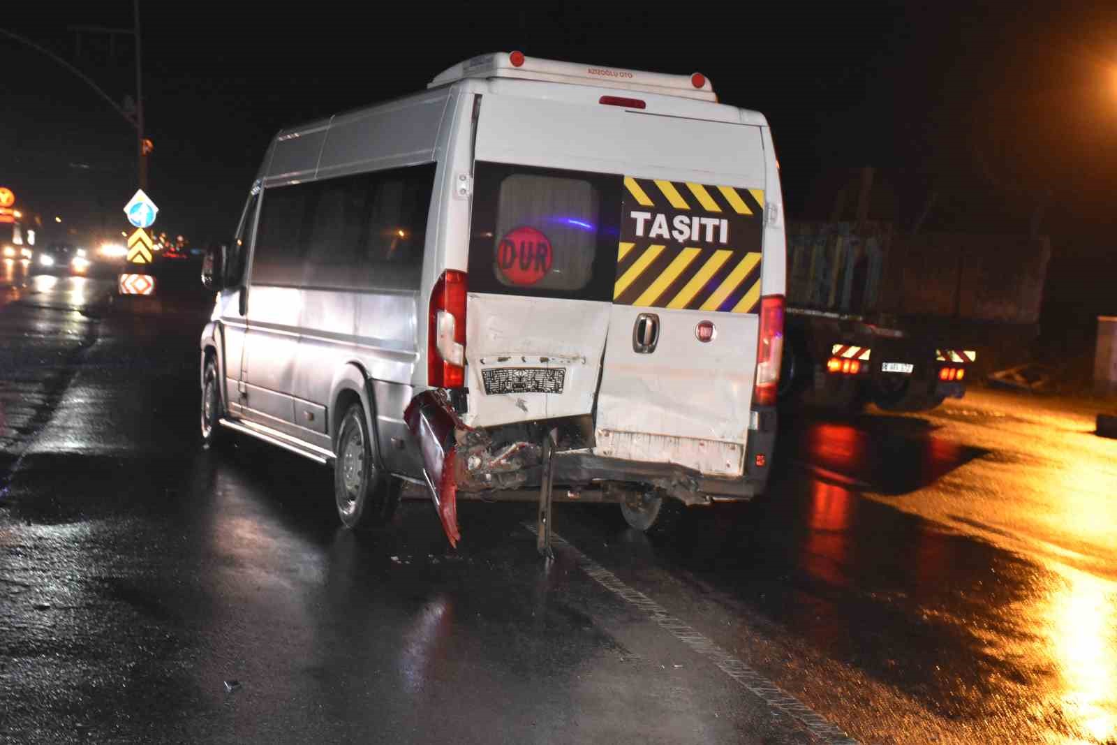 Servis minibüsüyle çarpışan otomobil sürücüsü kaçtı: 2 yaralı
