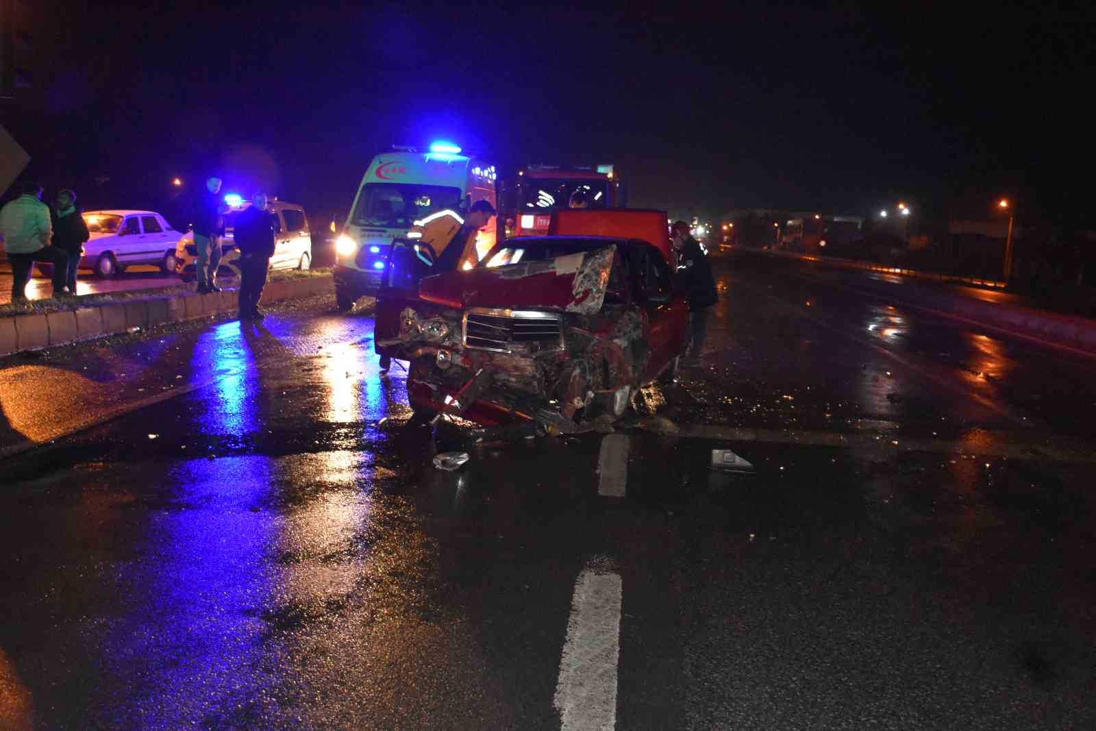 Servis minibüsüyle çarpışan otomobil sürücüsü kaçtı: 2 yaralı
