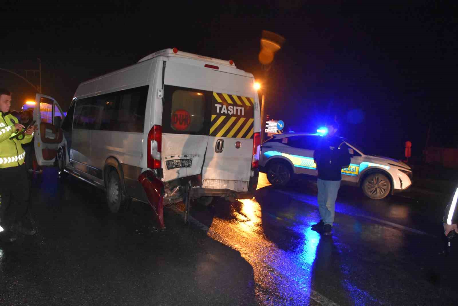 Servis minibüsüyle çarpışan otomobil sürücüsü kaçtı: 2 yaralı
