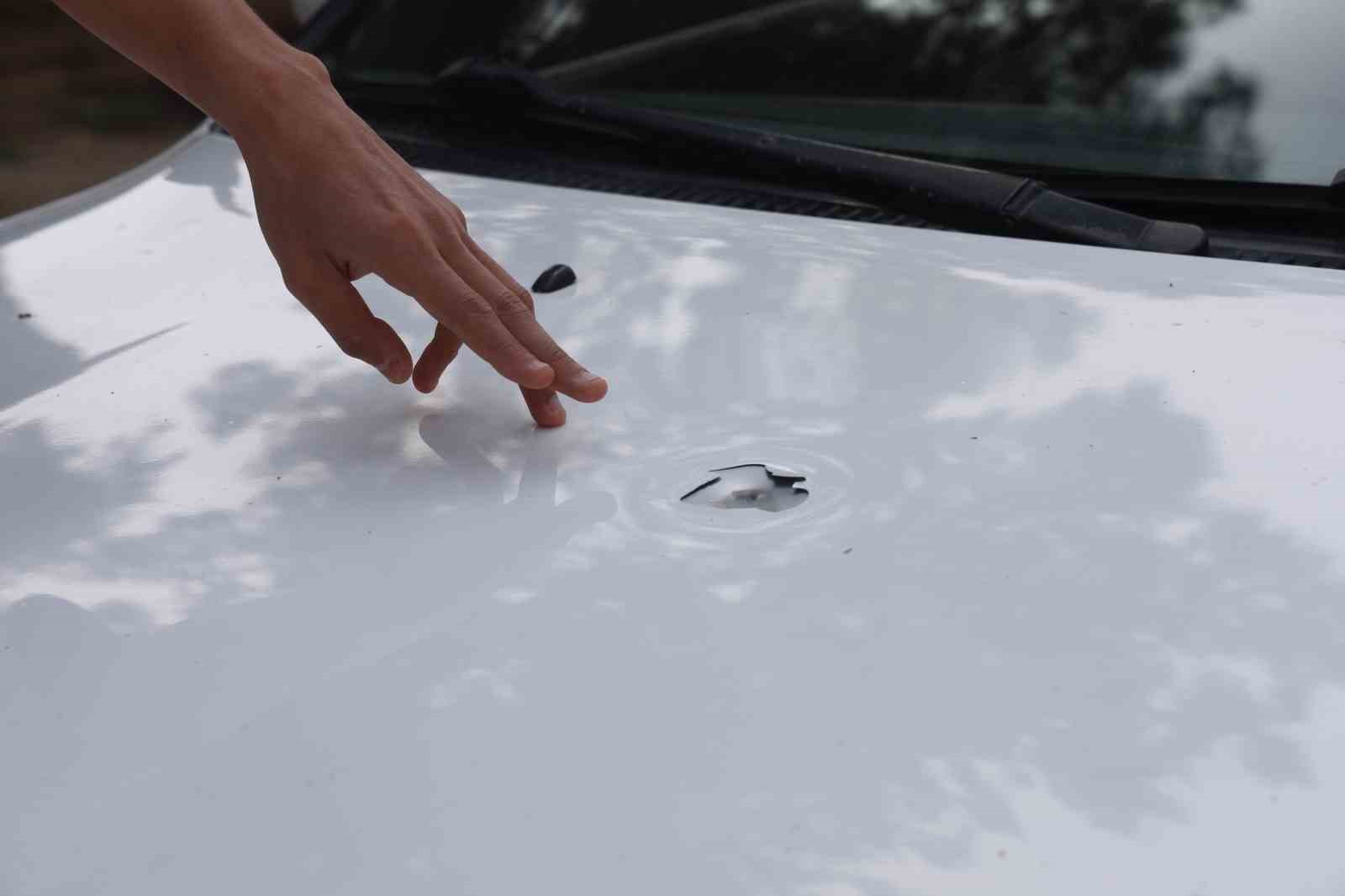 Sesle panik ve korku yaşayan vatandaşın aracına yorgun mermi isabet etti
