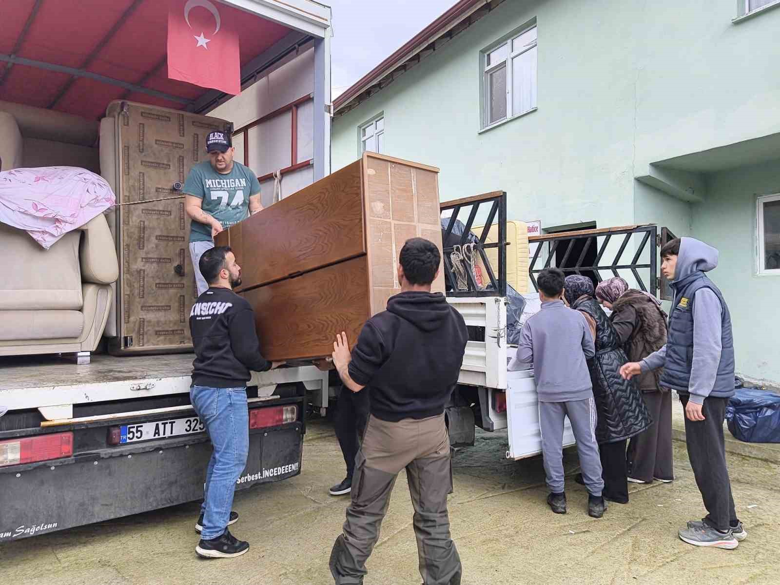 ’Sessiz’ mahalleye 3 kamyonluk yardım
