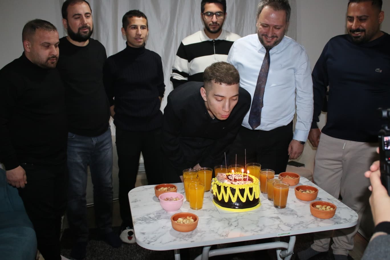 Sevgi Evlerinden ayrılan gence doğum günü sürprizi
Sevgi Evlerinden ayrılan gence doğum günü sürprizi