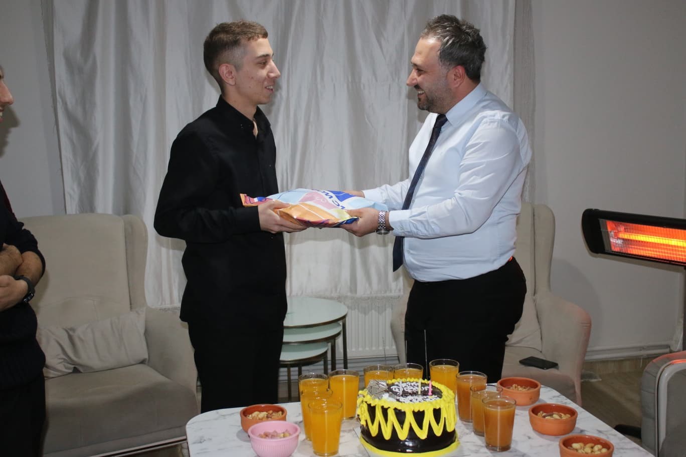 Sevgi Evlerinden ayrılan gence doğum günü sürprizi
Sevgi Evlerinden ayrılan gence doğum günü sürprizi