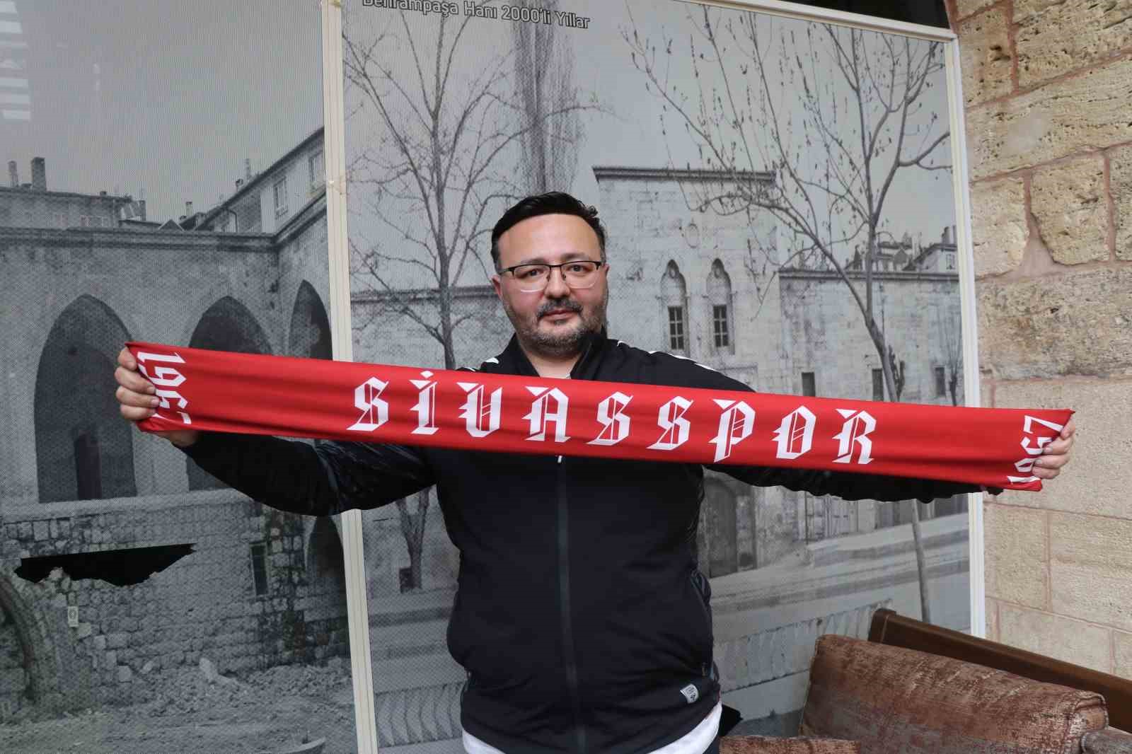 Sevgililer gününde eşini yalnız bırakıp Sivasspor’u seçti
Sevgililer gününde eşini yalnız bırakıp Sivasspor’u seçti