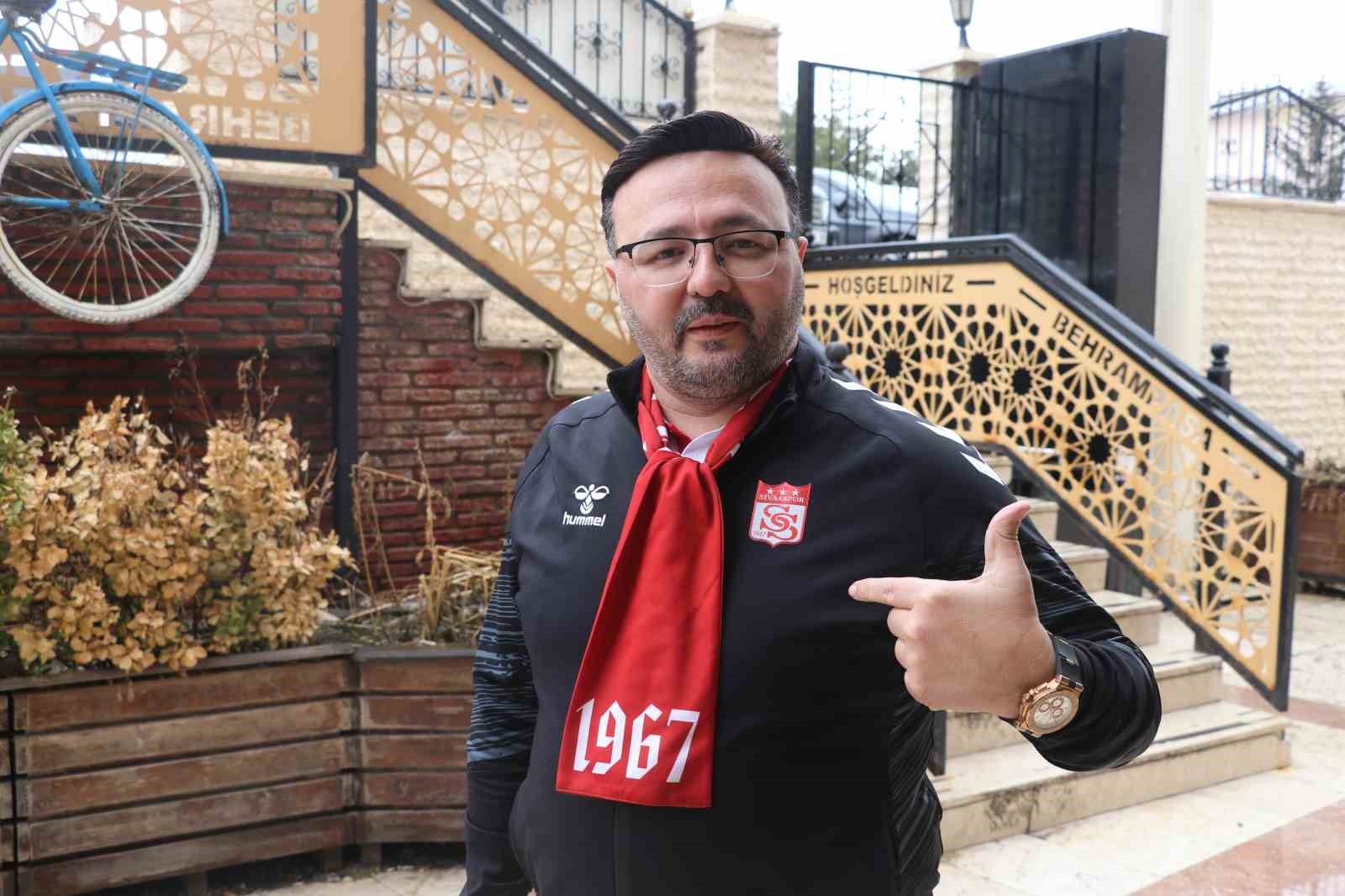 Sevgililer gününde eşini yalnız bırakıp Sivasspor’u seçti
Sevgililer gününde eşini yalnız bırakıp Sivasspor’u seçti