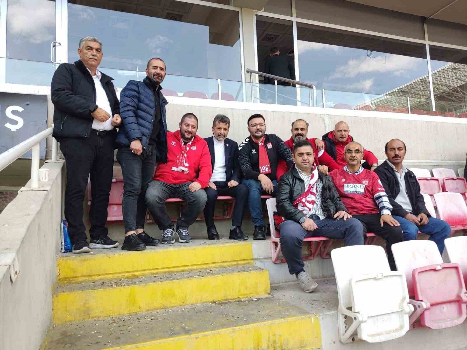 Sevgililer gününde eşini yalnız bırakıp Sivasspor’u seçti
Sevgililer gününde eşini yalnız bırakıp Sivasspor’u seçti