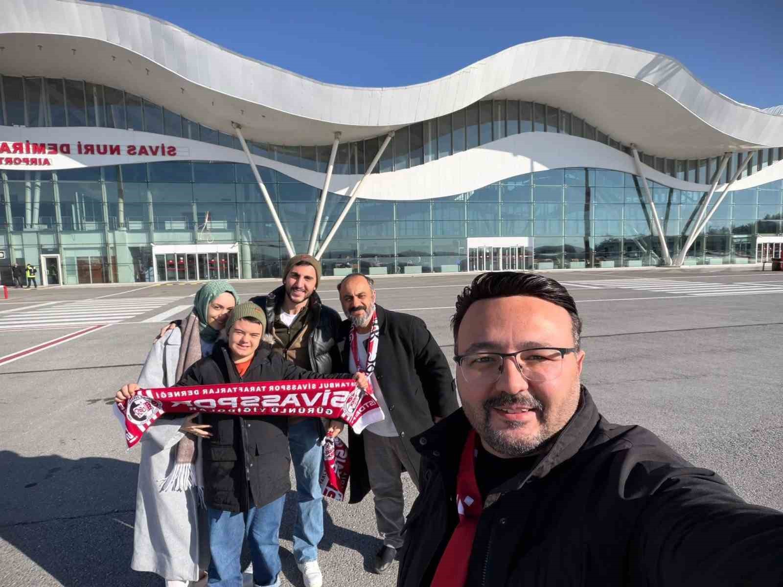 Sevgililer gününde eşini yalnız bırakıp Sivasspor’u seçti
Sevgililer gününde eşini yalnız bırakıp Sivasspor’u seçti
