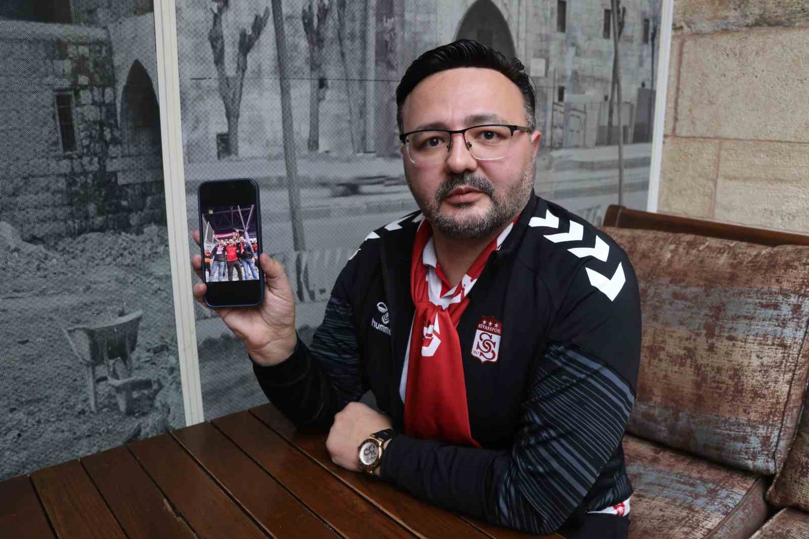 Sevgililer gününde eşini yalnız bırakıp Sivasspor’u seçti
Sevgililer gününde eşini yalnız bırakıp Sivasspor’u seçti