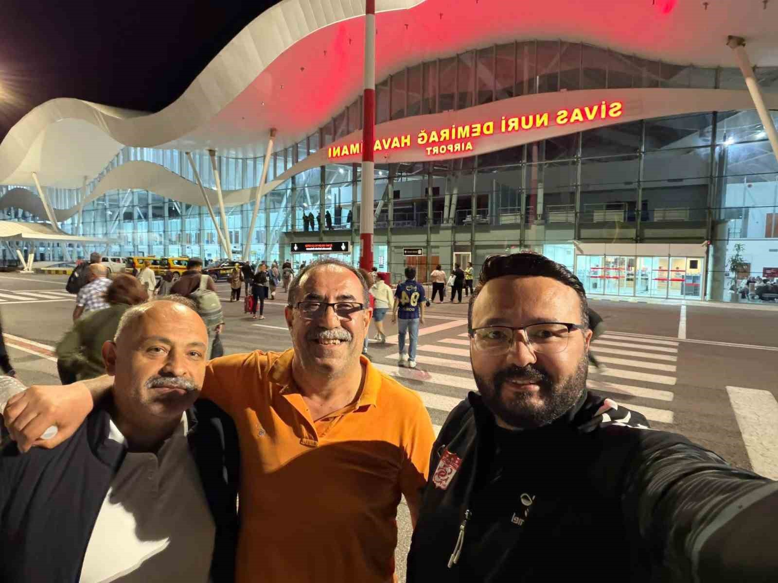 Sevgililer gününde eşini yalnız bırakıp Sivasspor’u seçti
Sevgililer gününde eşini yalnız bırakıp Sivasspor’u seçti