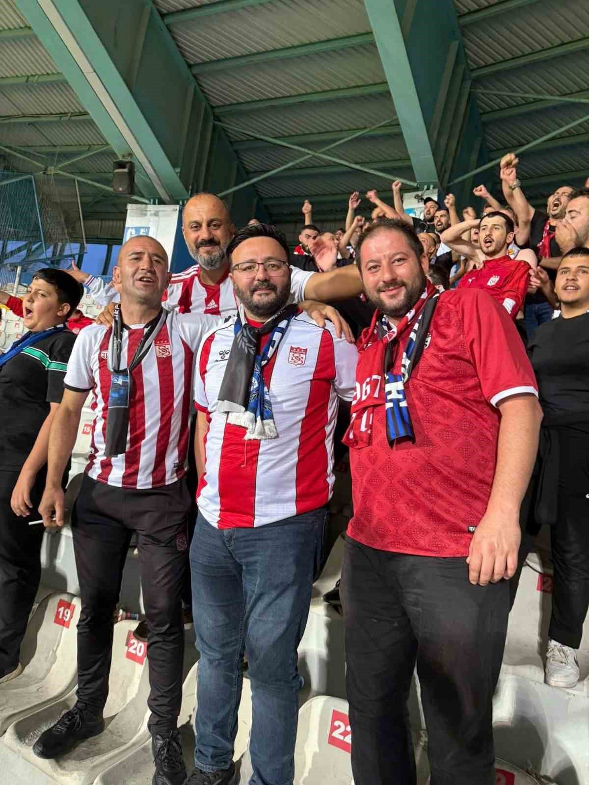 Sevgililer gününde eşini yalnız bırakıp Sivasspor’u seçti
Sevgililer gününde eşini yalnız bırakıp Sivasspor’u seçti