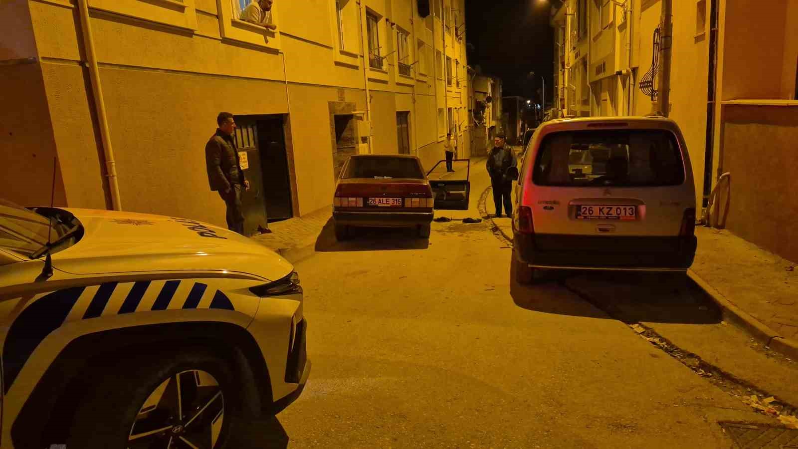 Sevgilisinden ayrılan genç sokak ortasında aracını parçaladı
