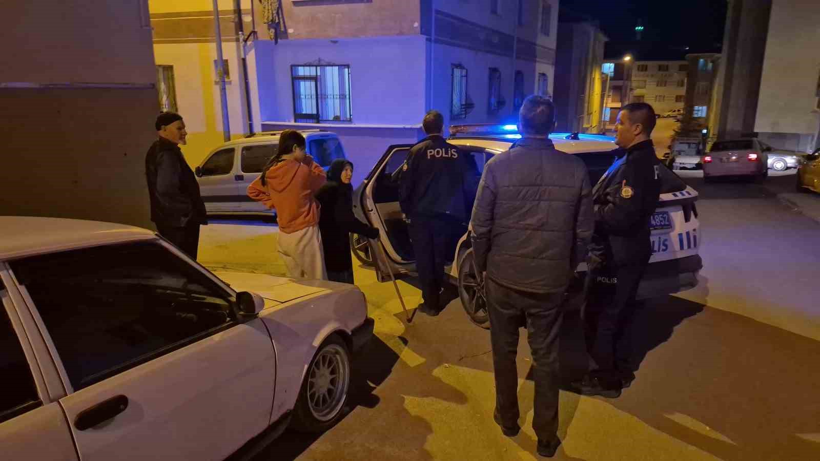 Sevgilisinden ayrılan genç sokak ortasında aracını parçaladı
