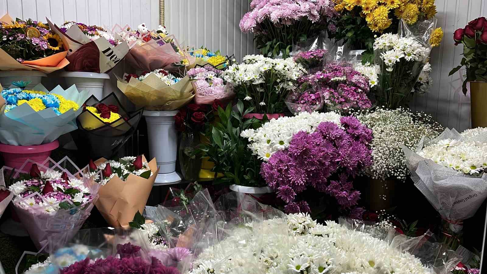 Sevgisini çiçekle anlatanlar çiçek tercih ediyor
