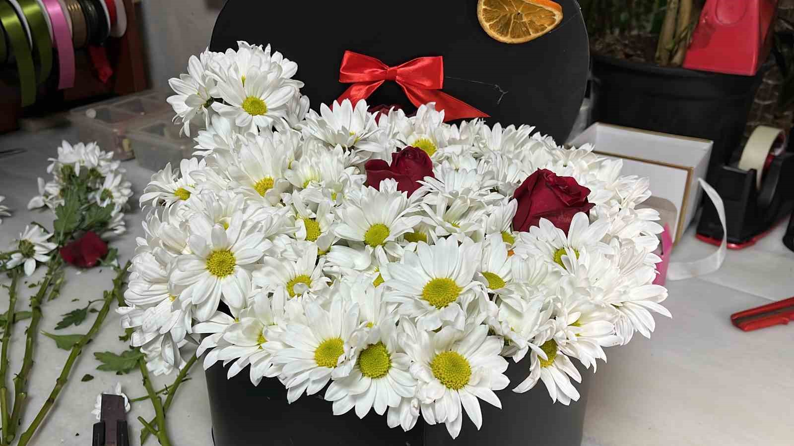 Sevgisini çiçekle anlatanlar çiçek tercih ediyor
