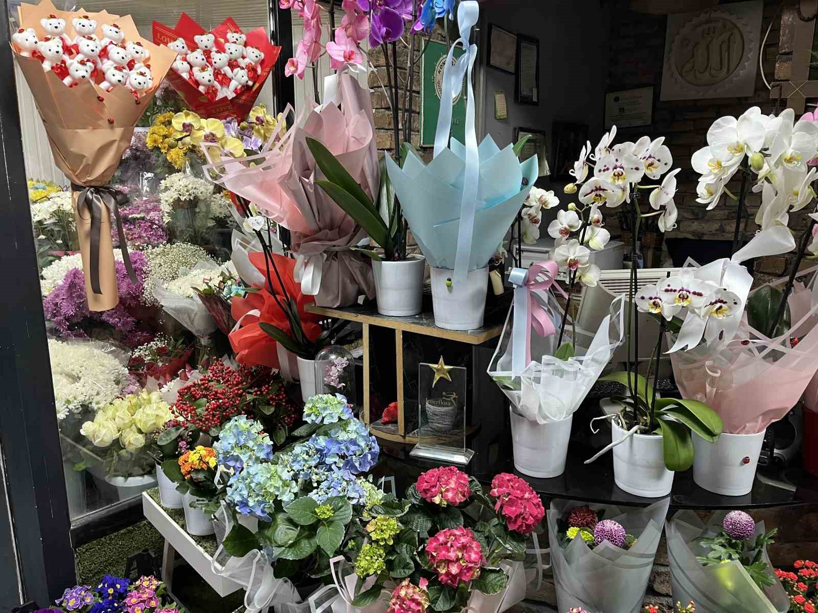 Sevgisini çiçekle anlatanlar çiçek tercih ediyor
