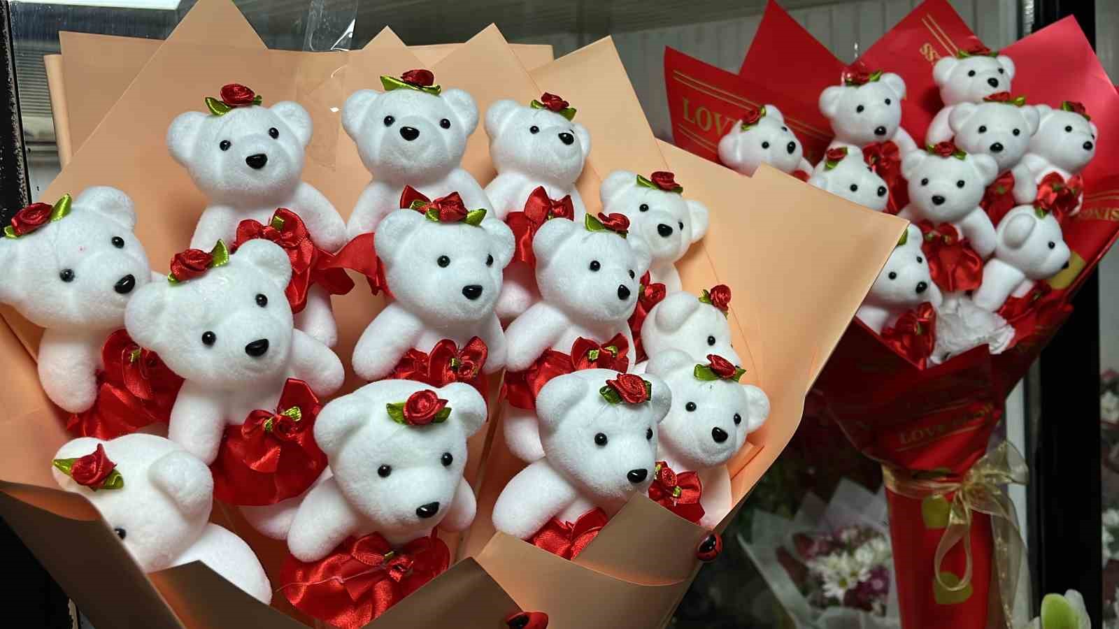 Sevgisini çiçekle anlatanlar çiçek tercih ediyor
