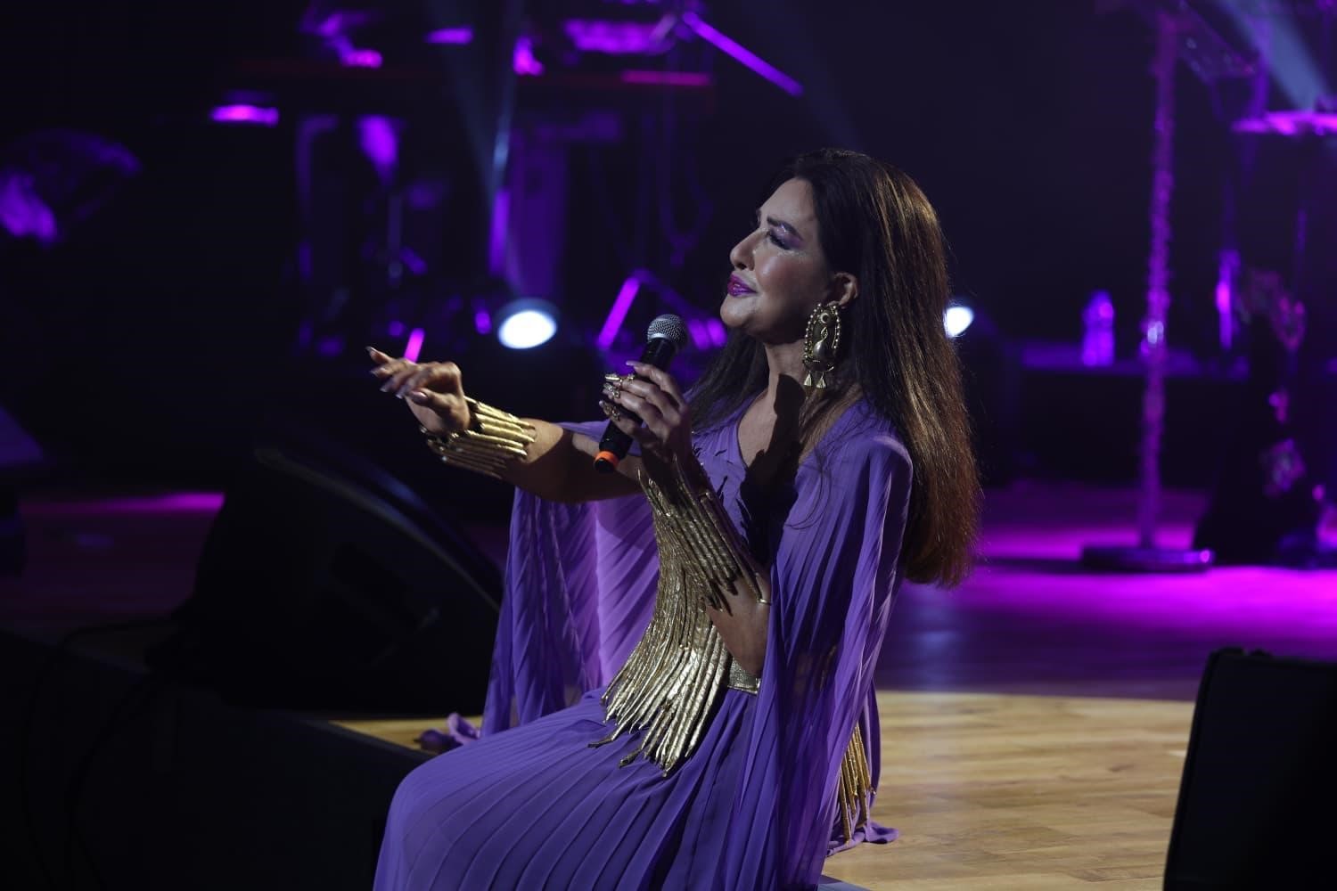 Sevilen sanatçı Duru Didim’de vatandaşlar ile buluşturdu
