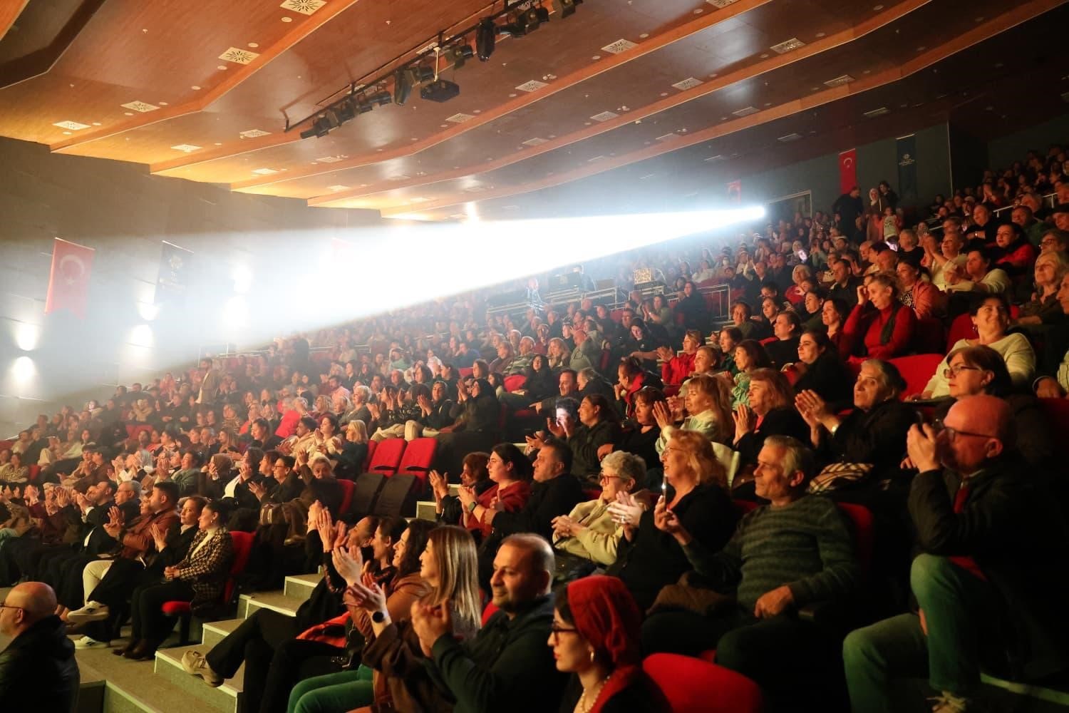 Sevilen sanatçı Duru Didim’de vatandaşlar ile buluşturdu
