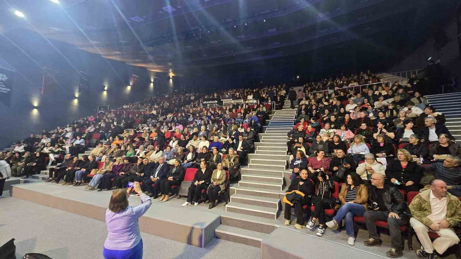 Sevilen sanatçı Duru Didim’de vatandaşlar ile buluşturdu
