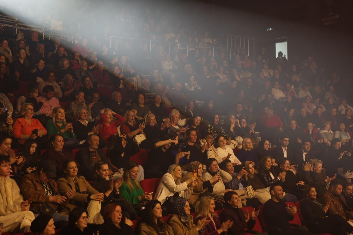 Sevilen sanatçı Duru Didim’de vatandaşlar ile buluşturdu
