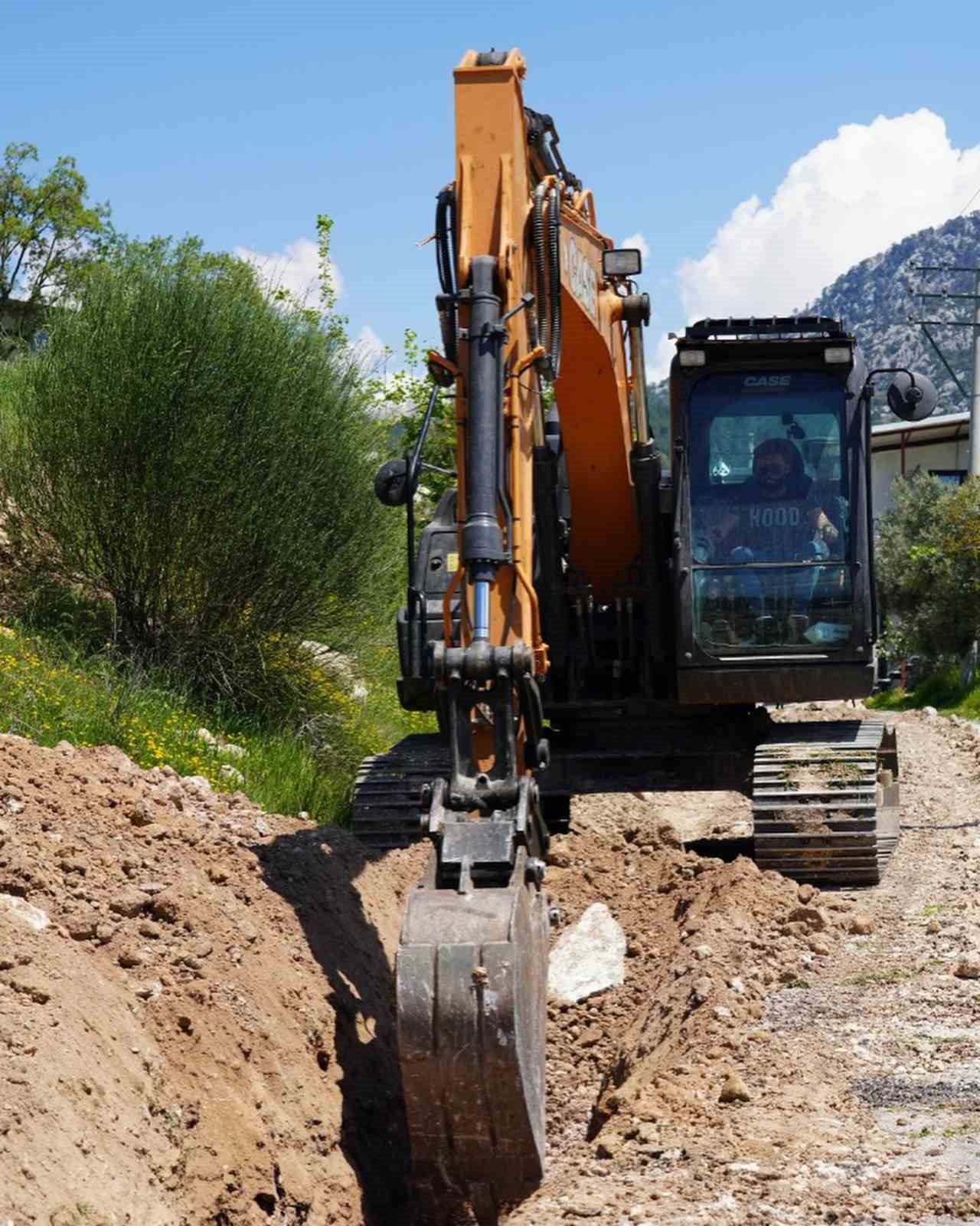 Seydikemer Çatak Mahallesi içme suyu isale hattı yenileniyor
