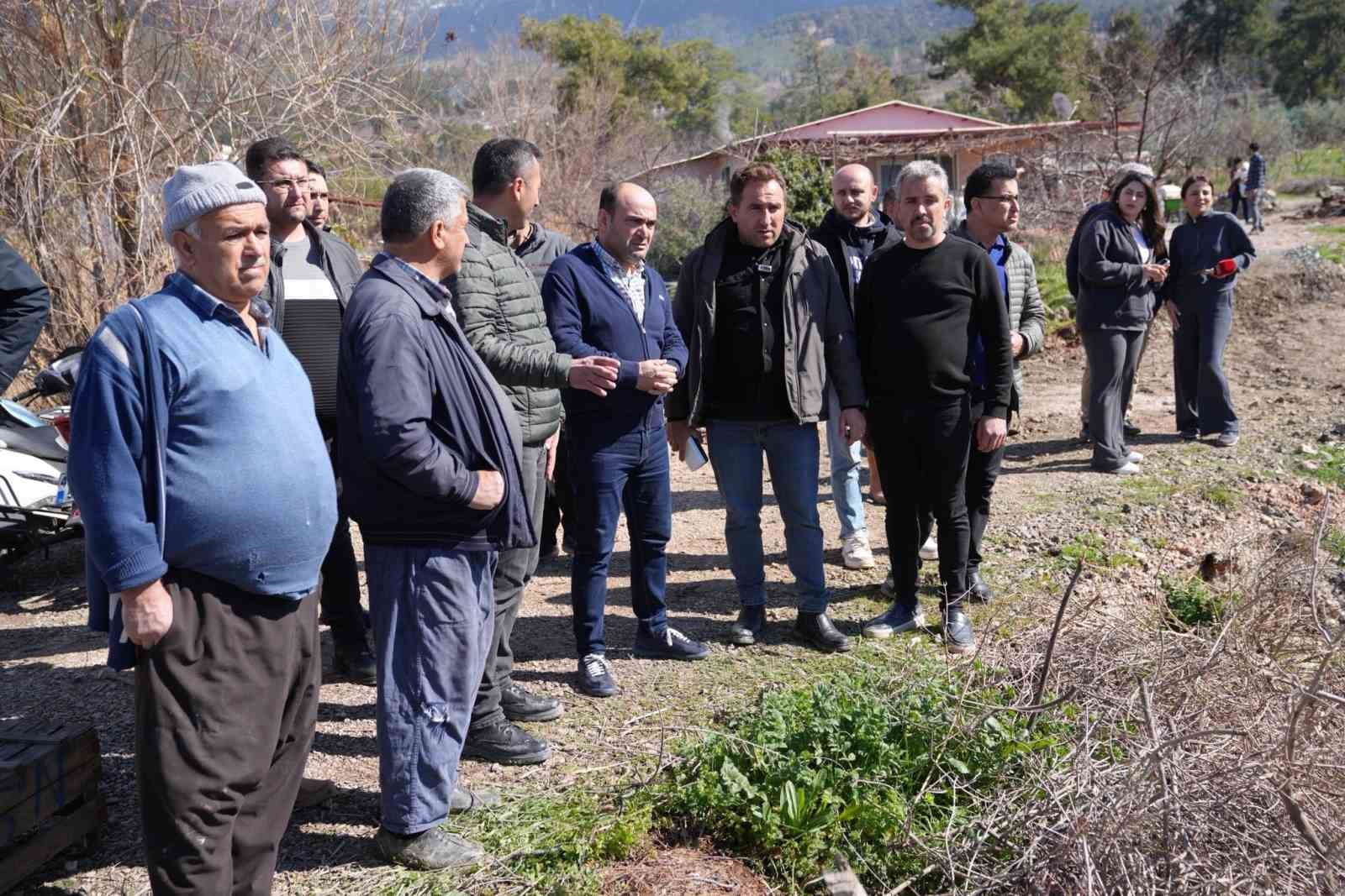 Seydikemer’de heyelan nedeniyle yol kapandı

