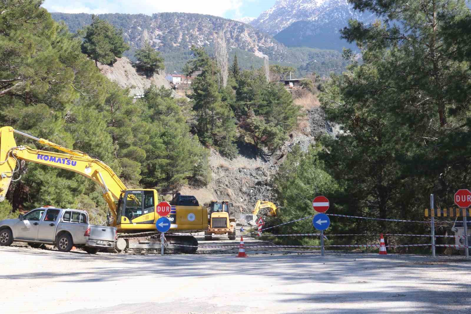 Seydikemer’de heyelan sonrası ekipler çalışmalarını sürdürüyor
