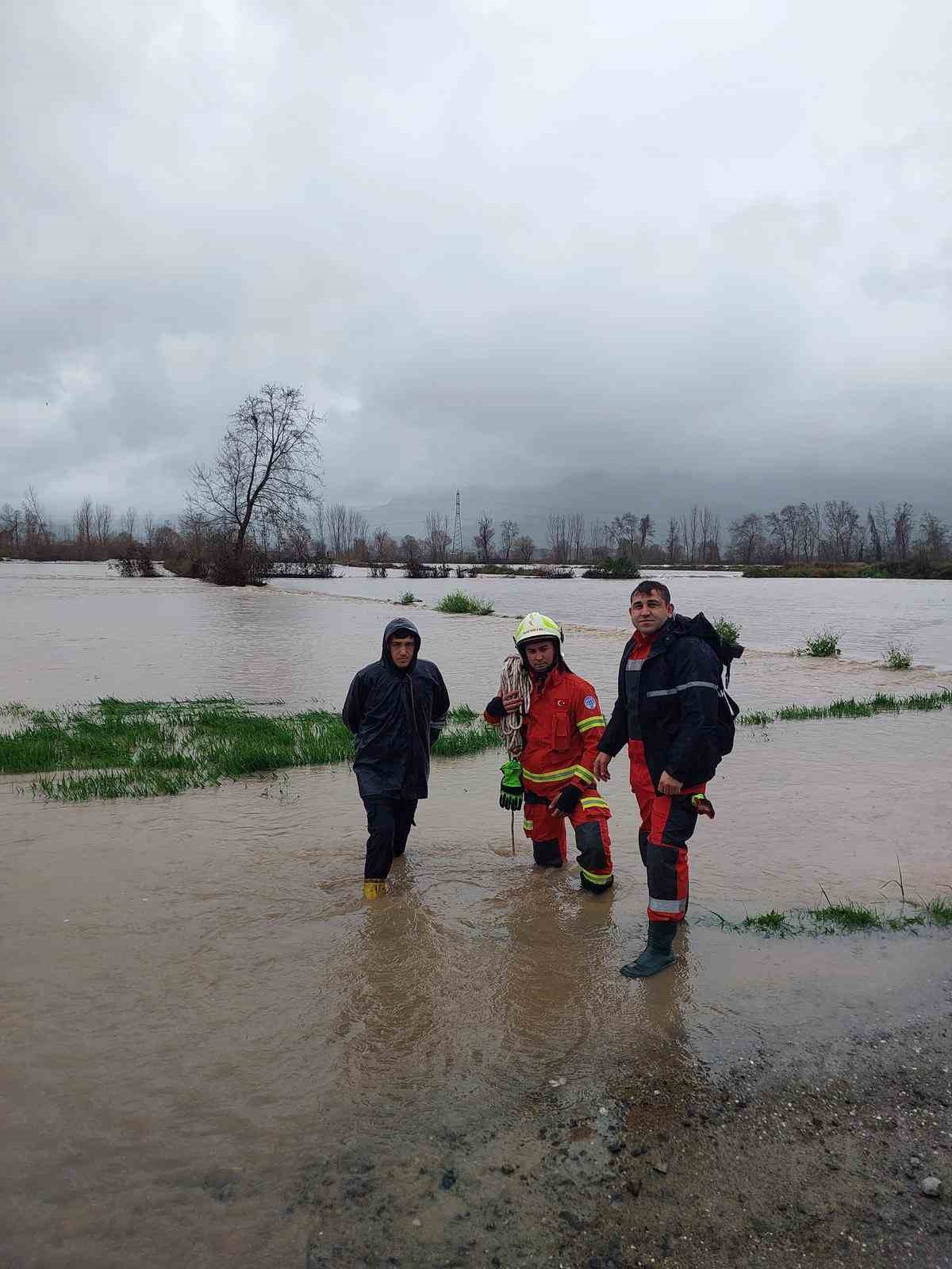 Seydikemer’de mahsur kalan vatandaşları itfaiye ekipleri kurtardı
