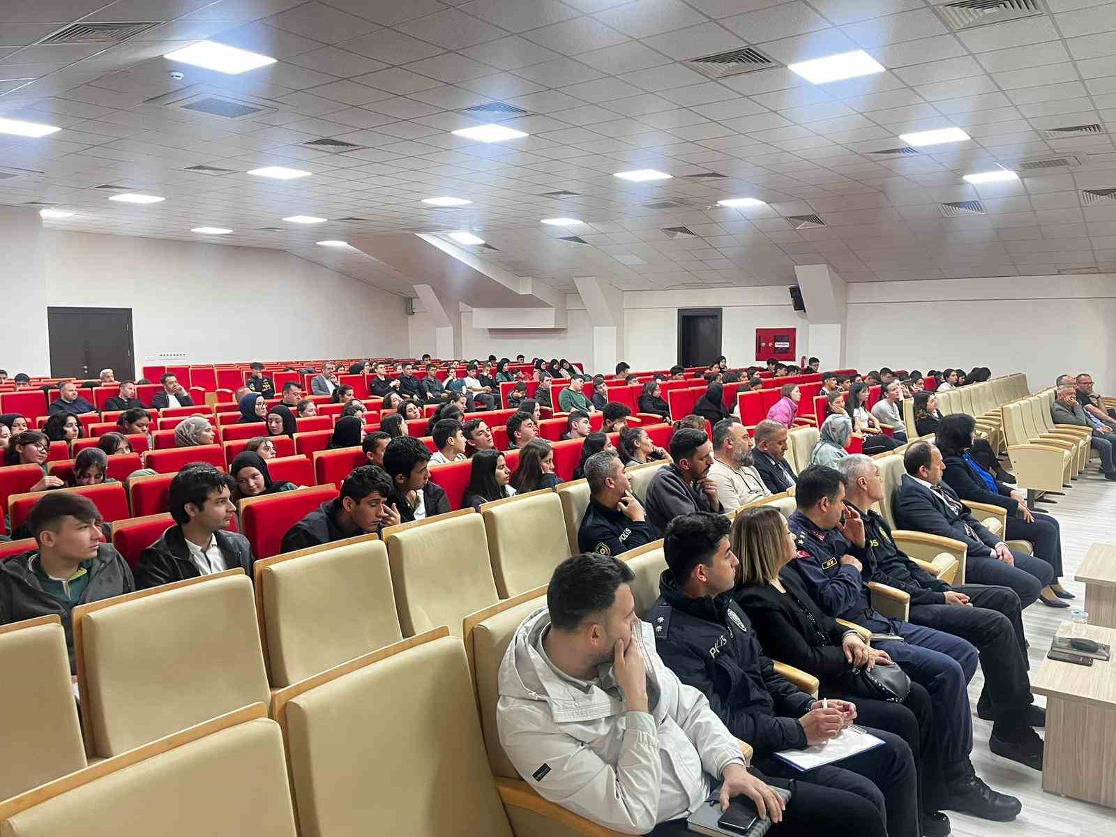 Seydikemer’de öğrencilere siber güvenlik semineri
