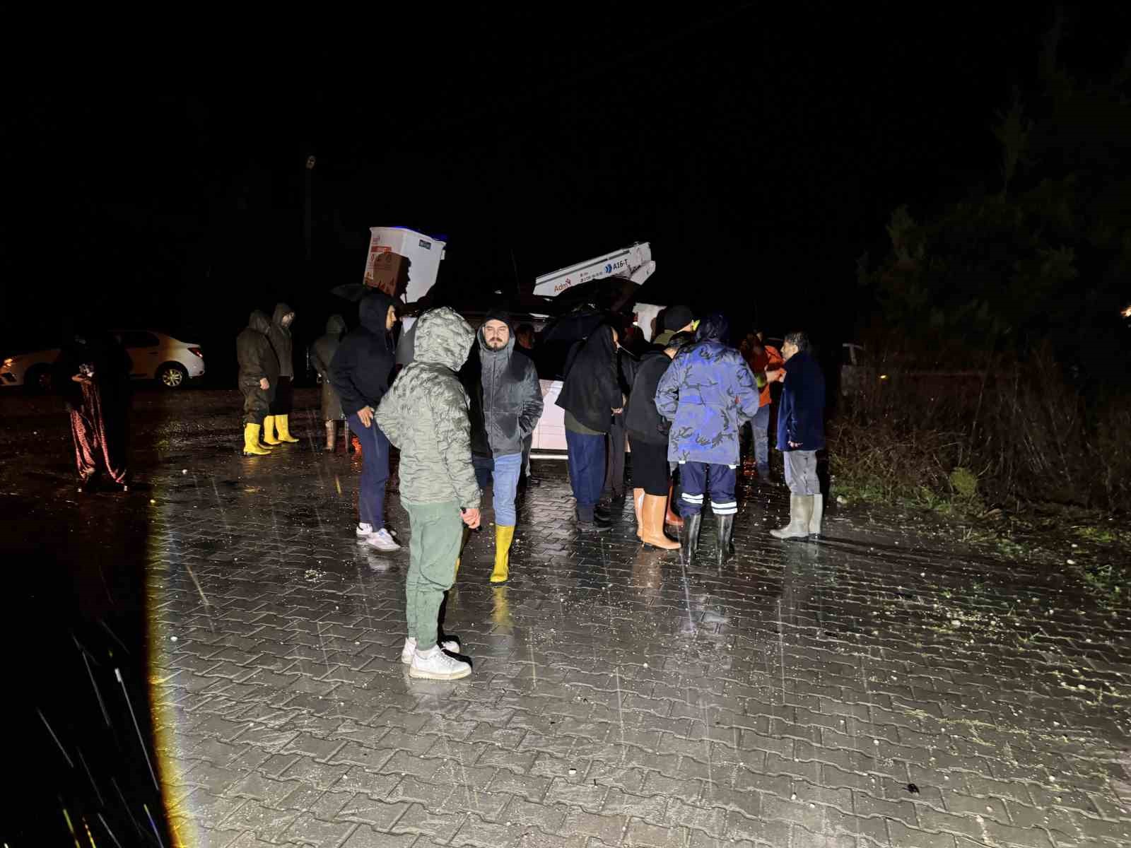 Seydikemer’de su baskını: Evler tahliye edildi
