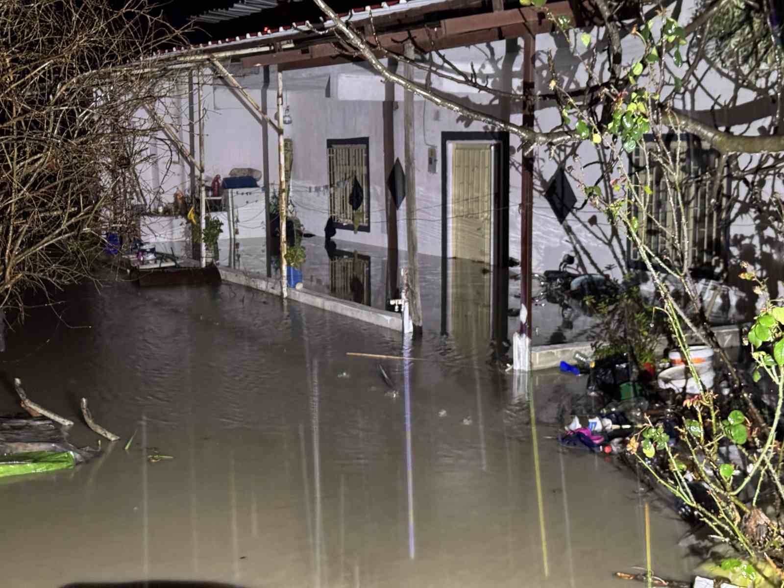 Seydikemer’de su baskını: Evler tahliye edildi
