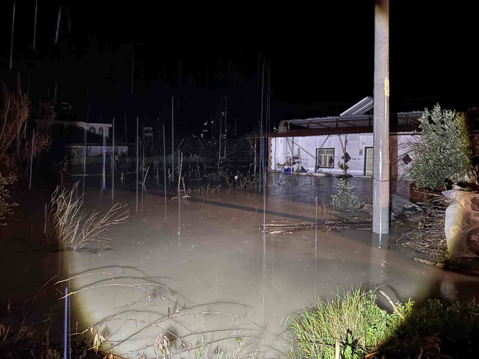 Seydikemer’de su baskını: Evler tahliye edildi
