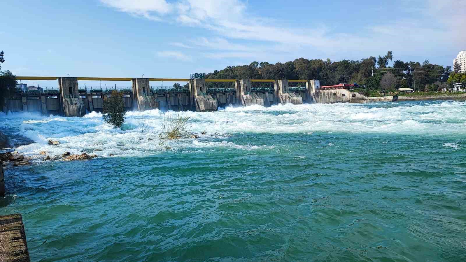 Seyhan Barajı’nda kapaklar açıldı: Çağlayan sular Seyhan Nehri ile buluştu
