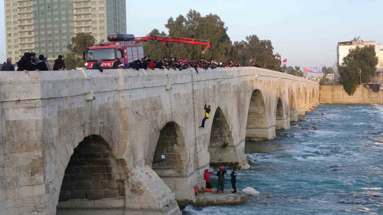 Seyhan Nehri’nde can pazarı: Ele ele tutuşup yardım beklediler
