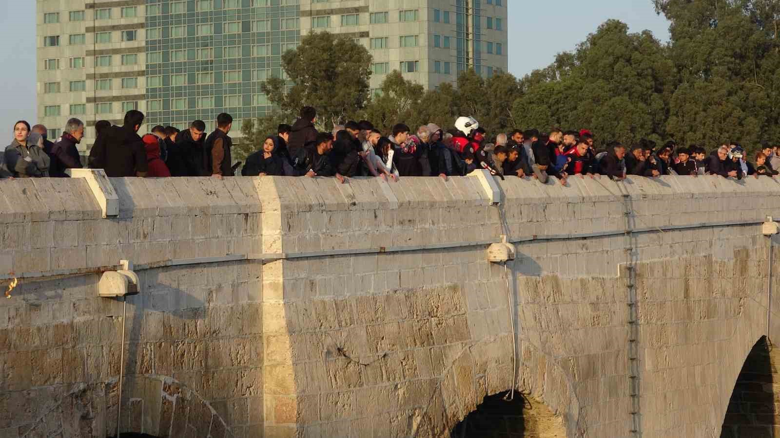 Seyhan Nehri’nde can pazarı: Ele ele tutuşup yardım beklediler

