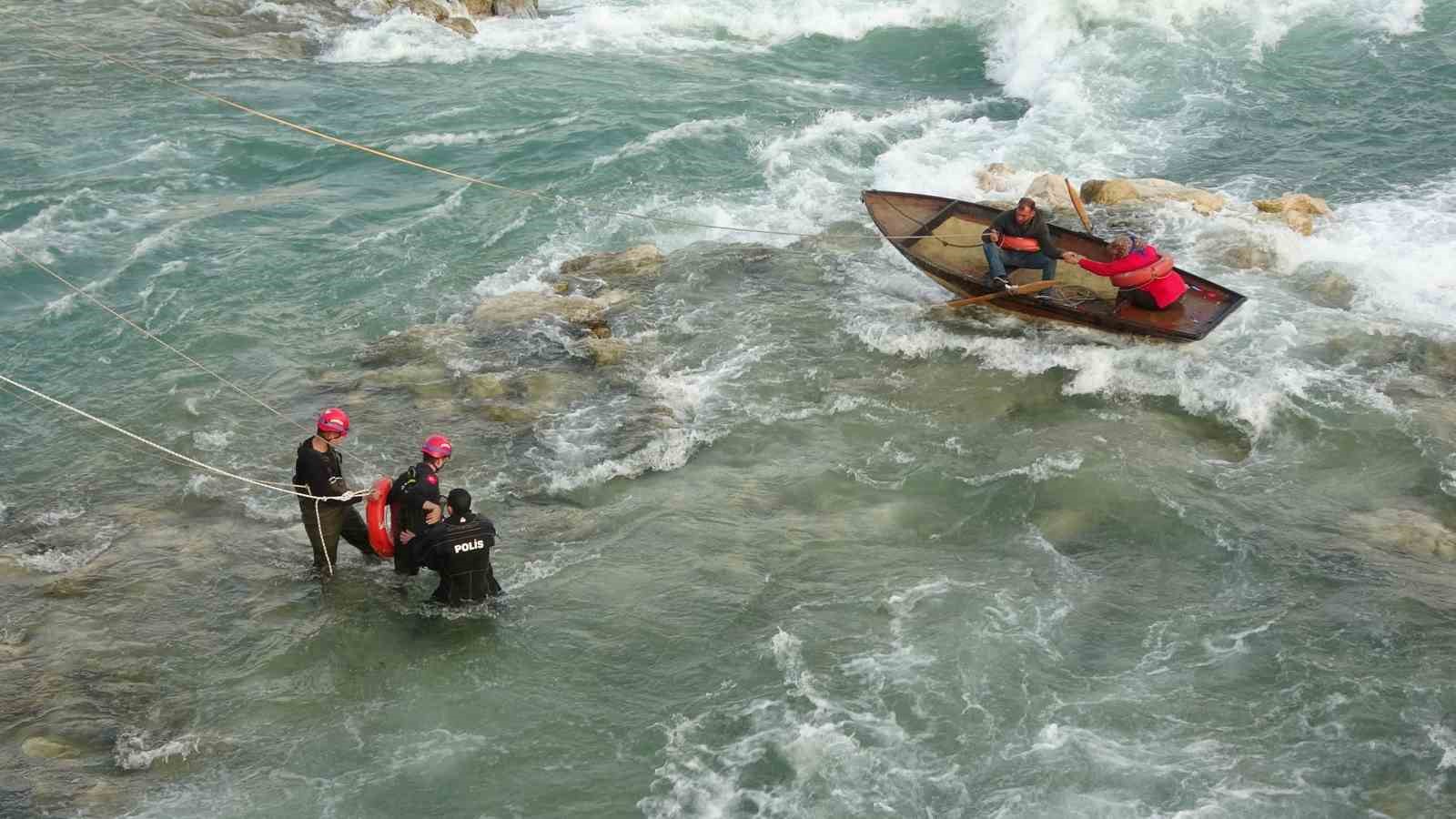 Seyhan Nehri’nde can pazarı: Ele ele tutuşup yardım beklediler
