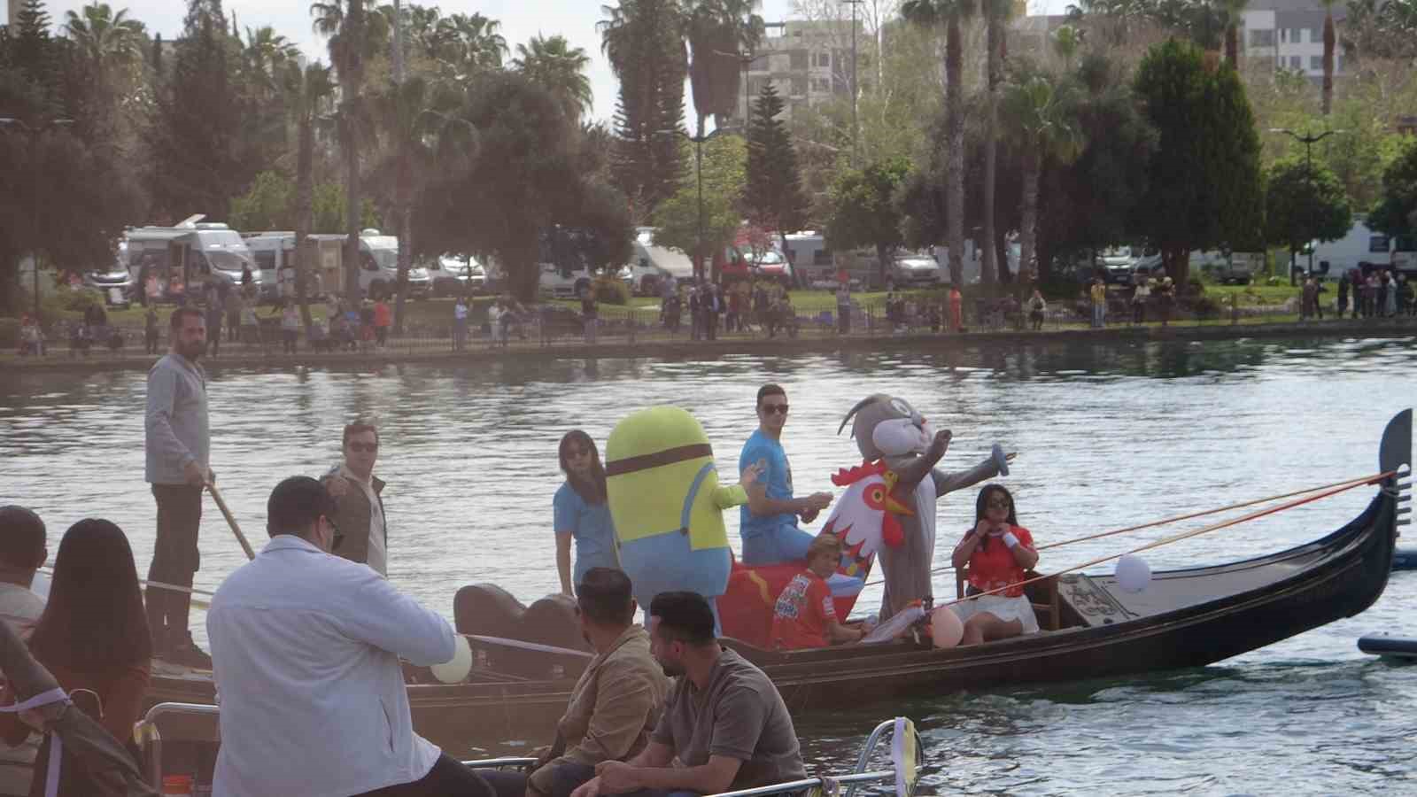 Seyhan Nehri’nde "Su Korteji" renkli görüntülere sahne oldu
