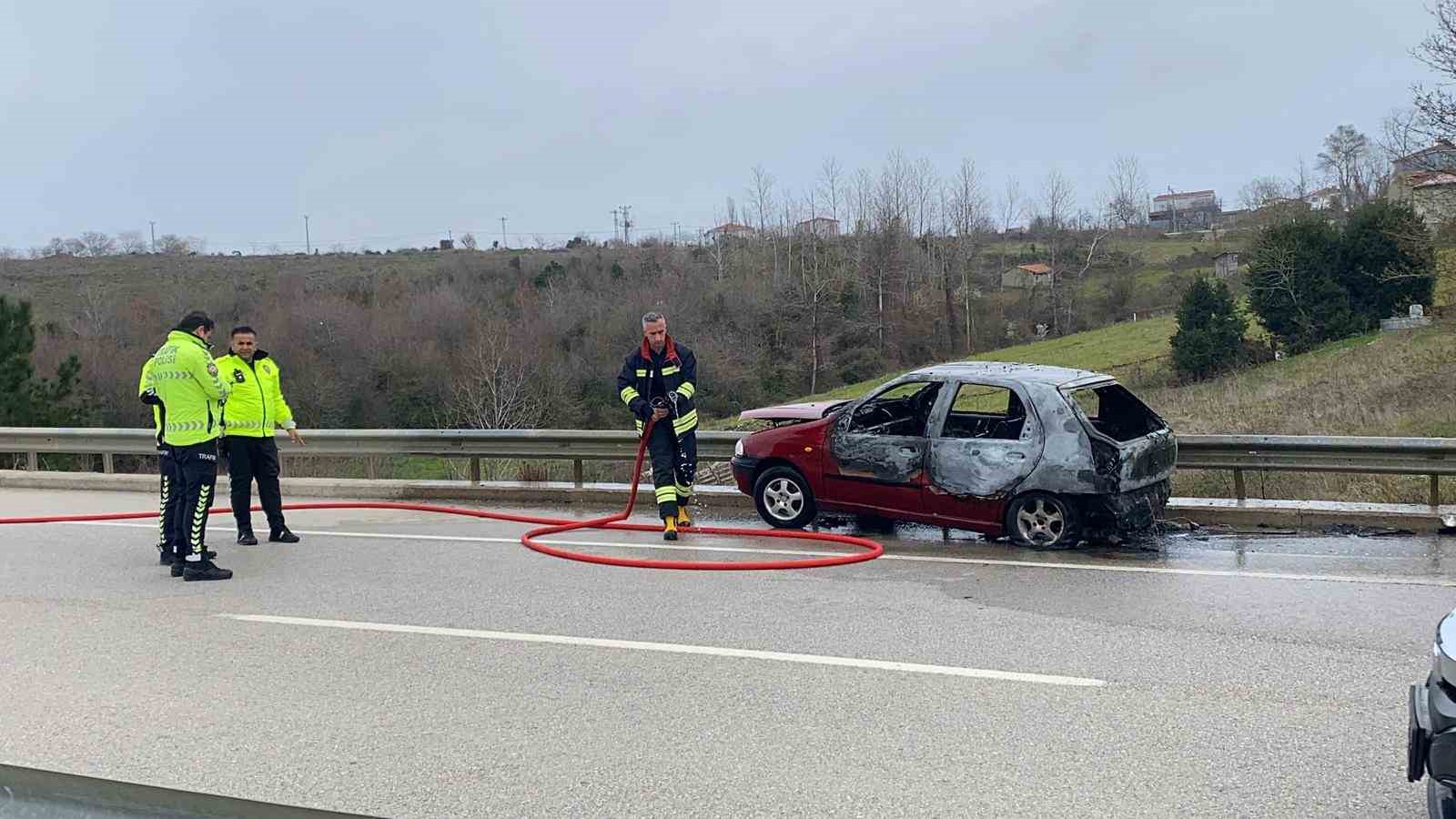 Seyir halinde otomobil alev aldı: 2 yaralı
