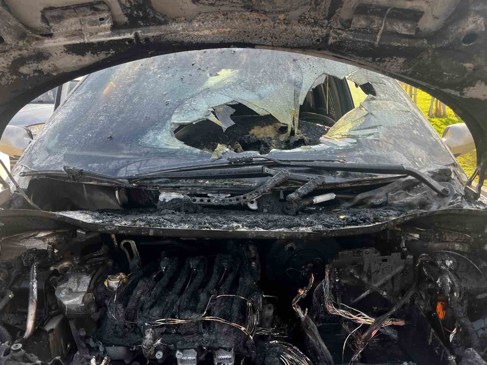 Seyir halindeki alev alan otomobil kullanılamaz hale geldi
Seyir halindeki alev alan otomobil kullanılamaz hale geldi