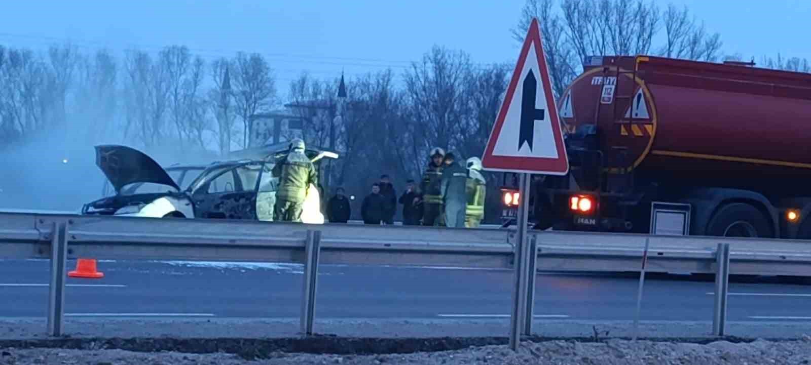 Seyir halindeki araç alev topuna döndü
