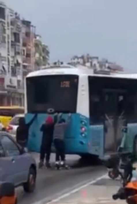 Seyir halindeki araçlara tutunarak patenle yolculuk yapan 2 çocuğa adli işlem
