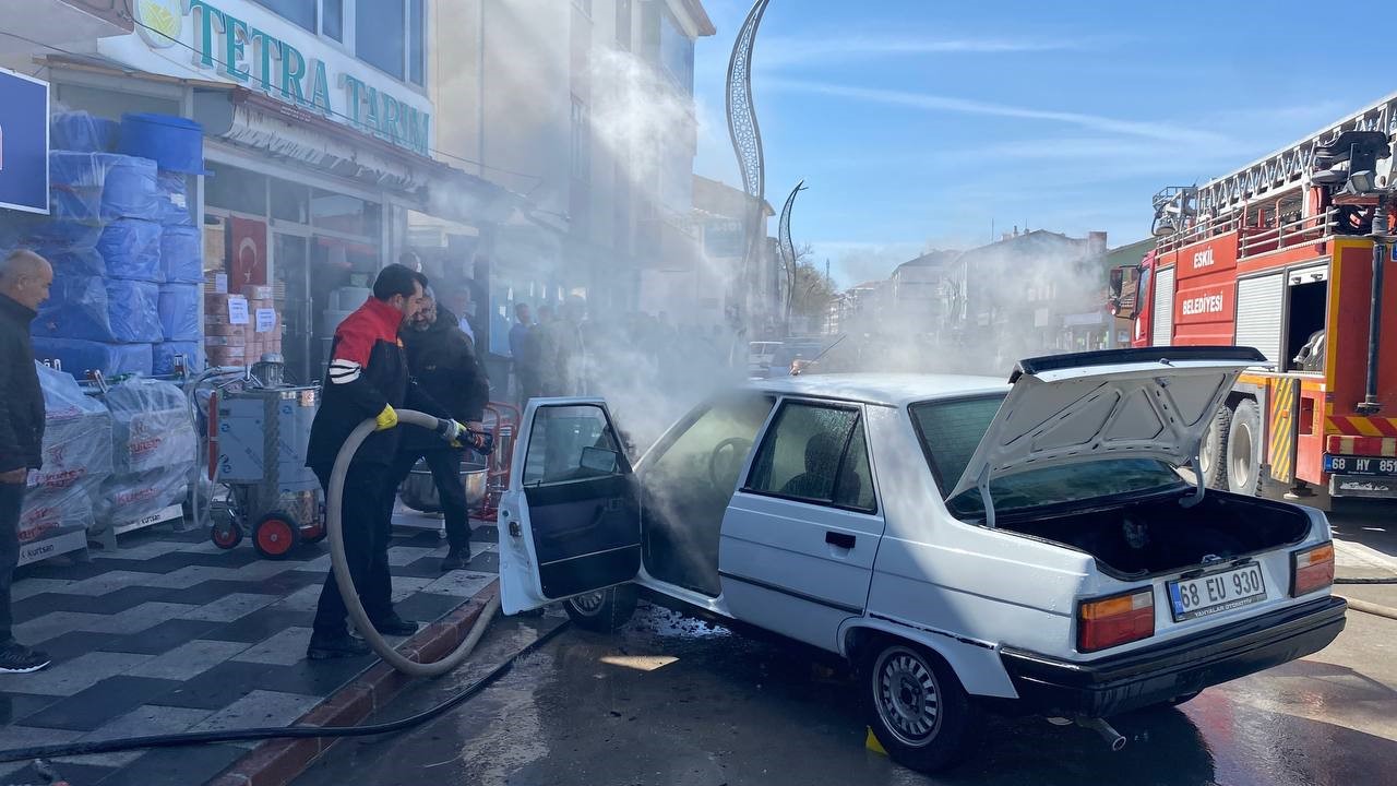 Seyir halindeki araçta yangın paniği
