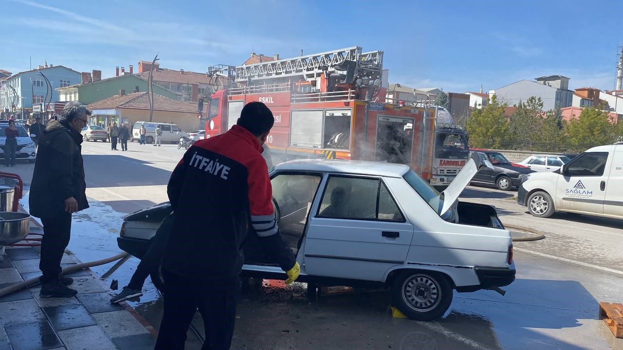 Seyir halindeki araçta yangın paniği
