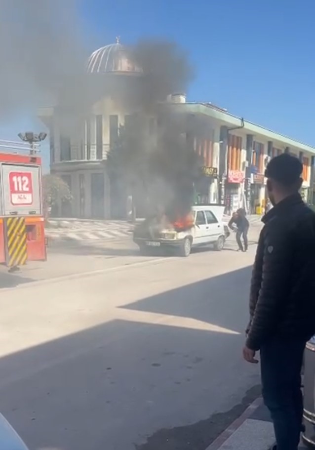 Seyir halindeki araçta yangın paniği
