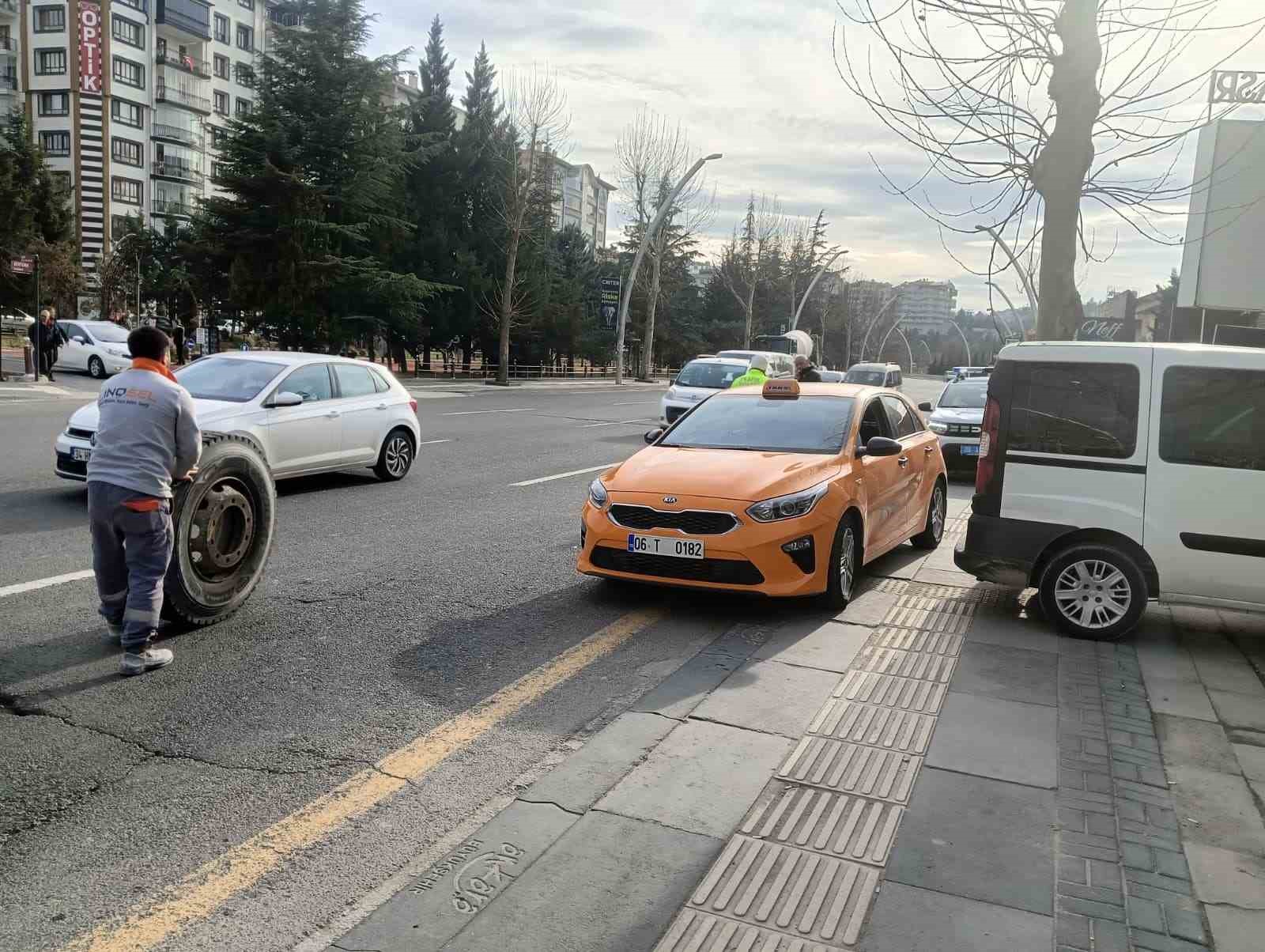 Seyir halindeki beton mikserinden kopan tekerlek üç otomobile çarptı
