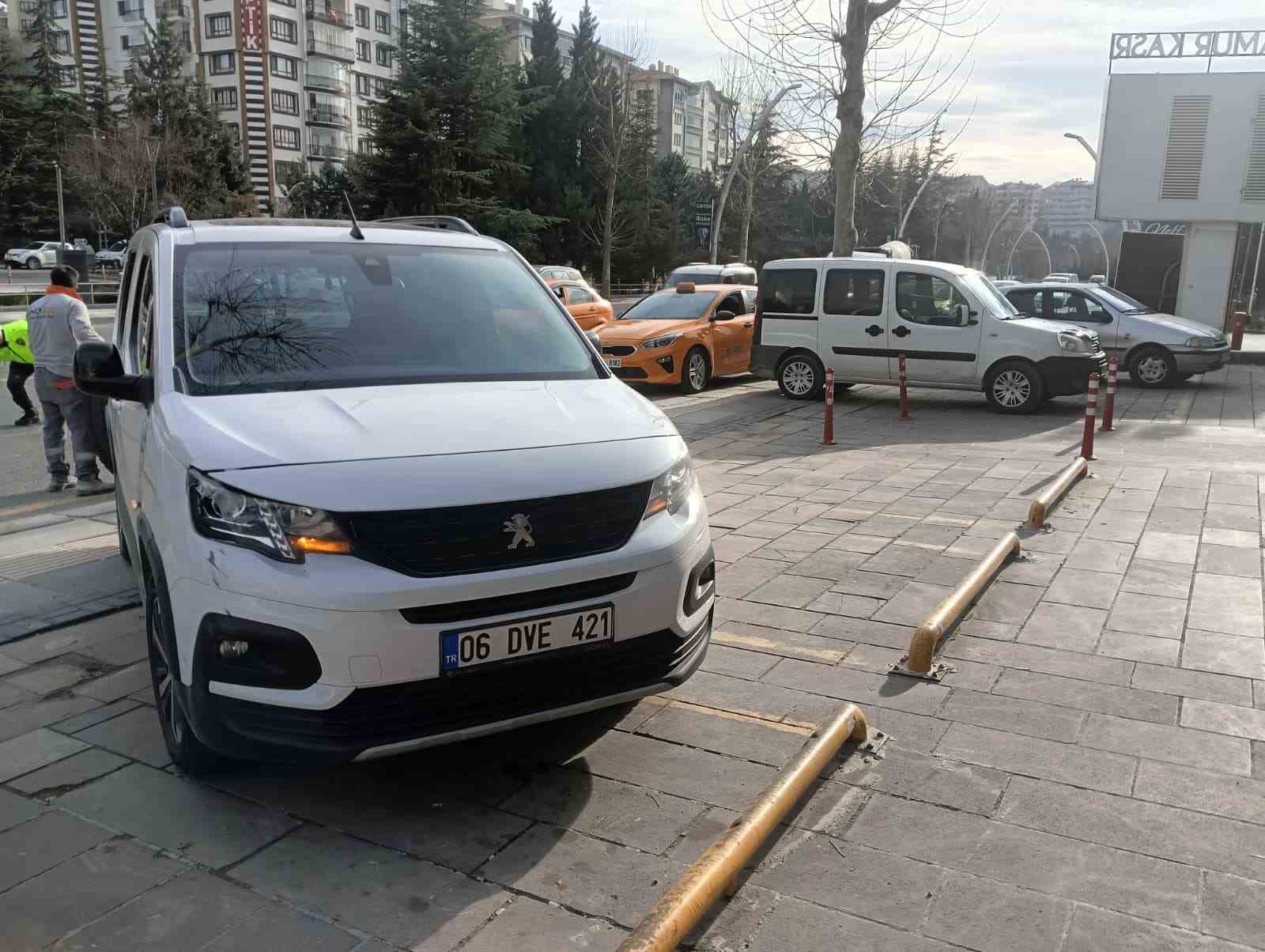 Seyir halindeki beton mikserinden kopan tekerlek üç otomobile çarptı
