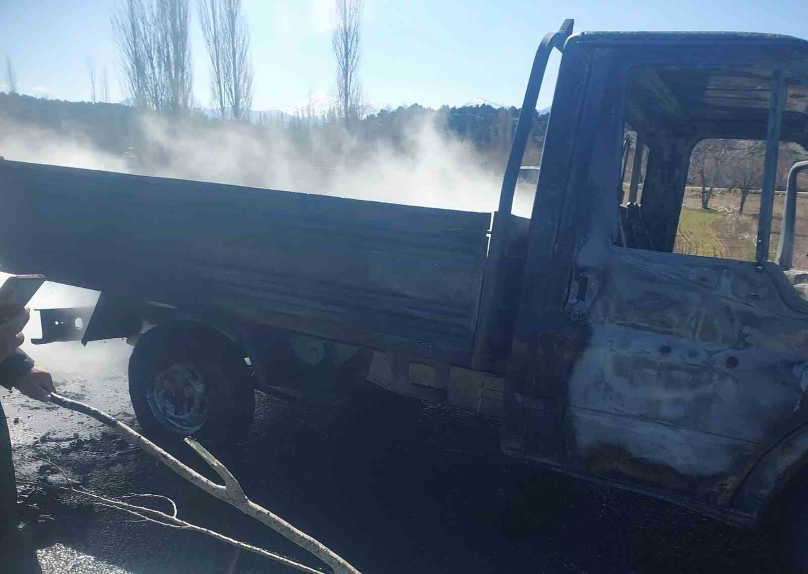 Seyir halindeki kamyonet alev alev yandı
